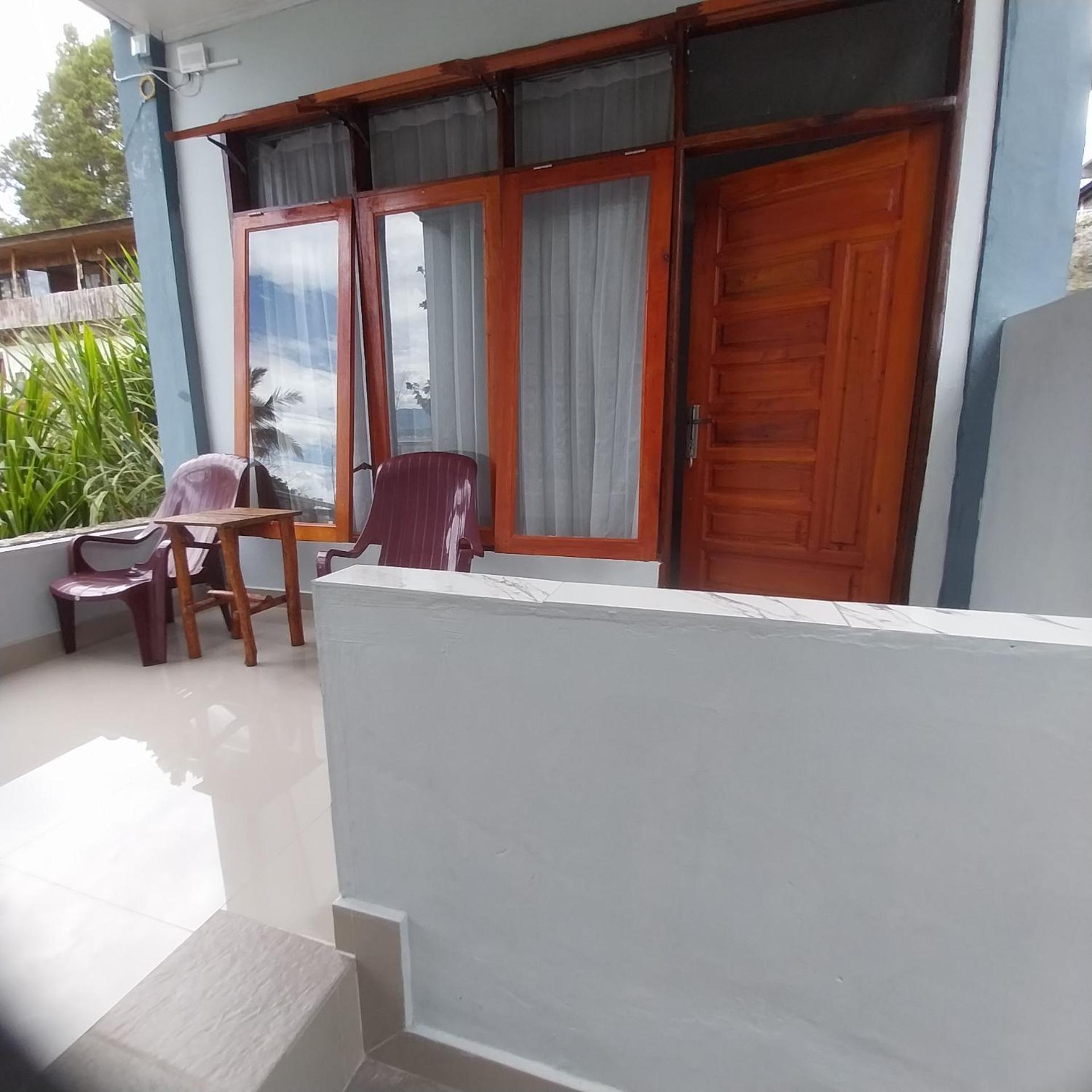 Maruba Inn Тук Тук Екстериор снимка